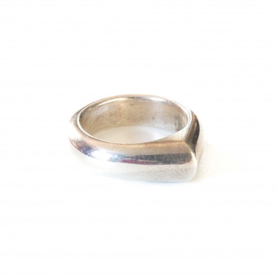 Minimalistyczny srebrny pierścień